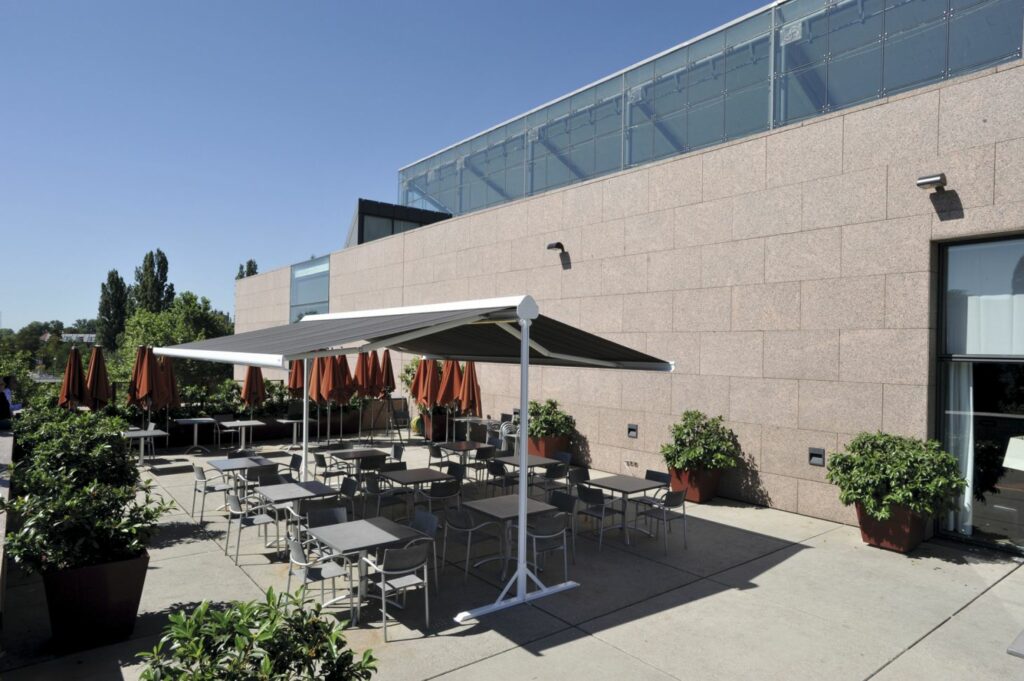 une store terrasse qui offre de la place a l'ombre