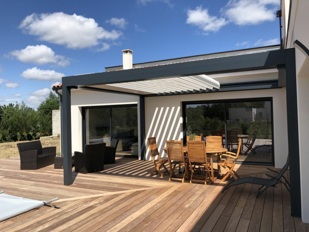 pergola a cote d'une piscine fabuleuse